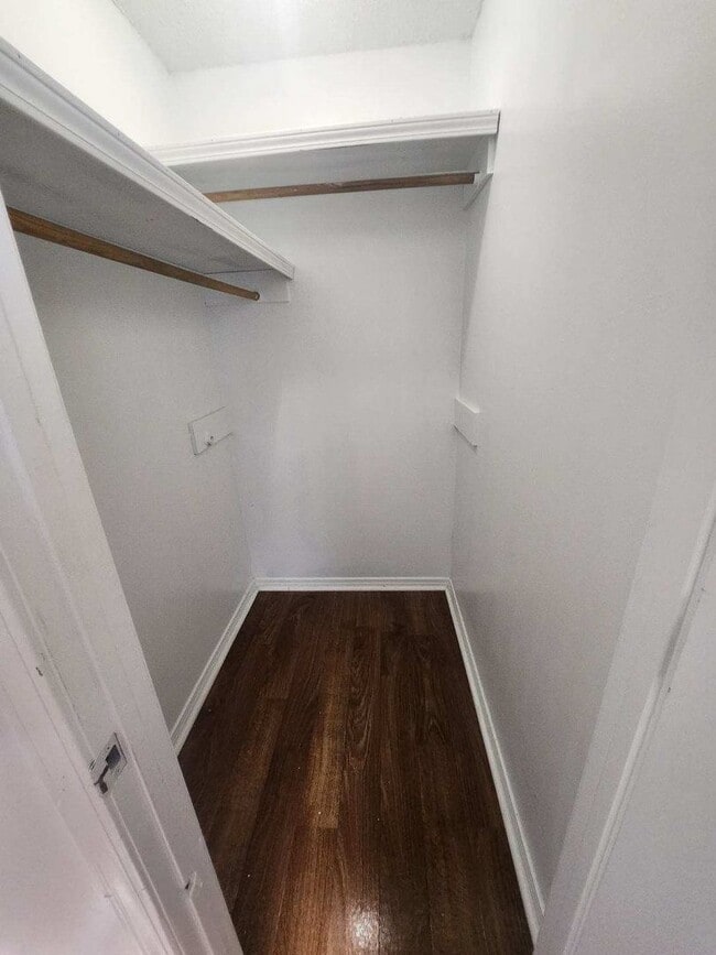 Building Photo - Great 2 bedroom 1 bath Duplex with attached garage