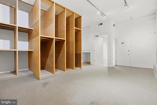 Building Photo - 523 N Charles St