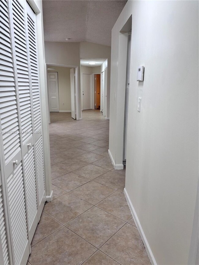 Building Photo - 821 W Beckley Square