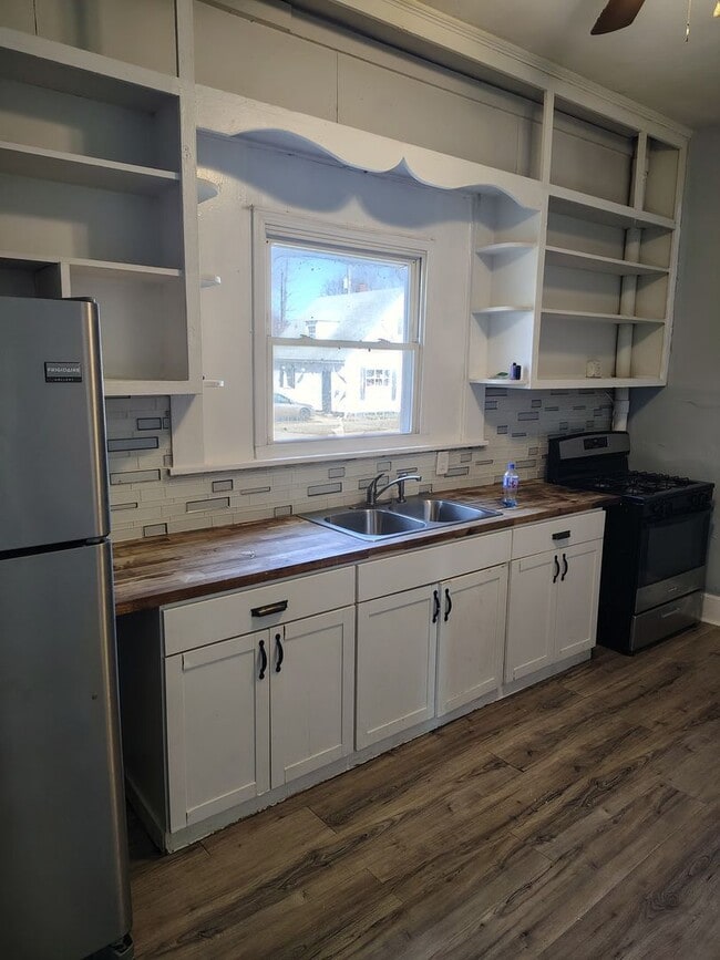 Building Photo - 1100 S 13th St