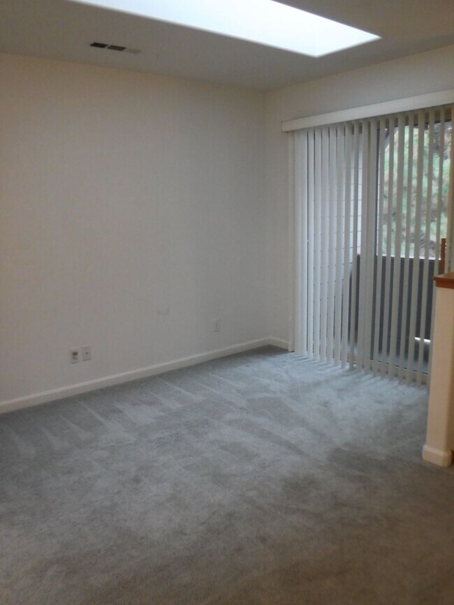 Building Photo - 2 Bed/2 Bath Apartment Located Near OSU/COCC Campus - Attached Garage