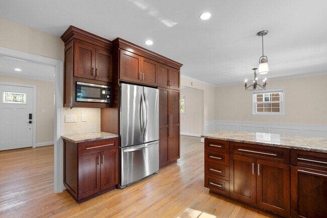 Building Photo - 3 Bed 2.5 Bath - Bethesda Split Level Single Family - Move In Ready