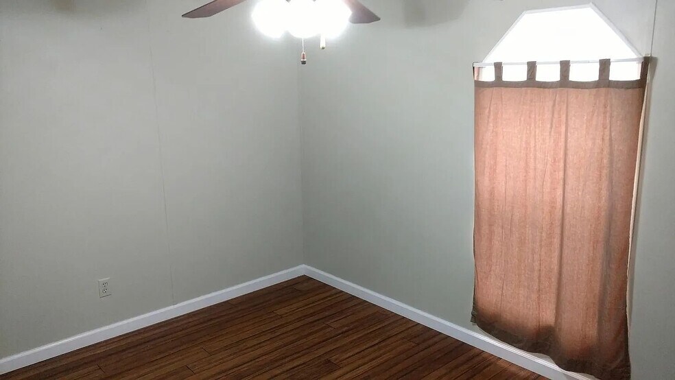 Building Photo - 427 White Oak Way