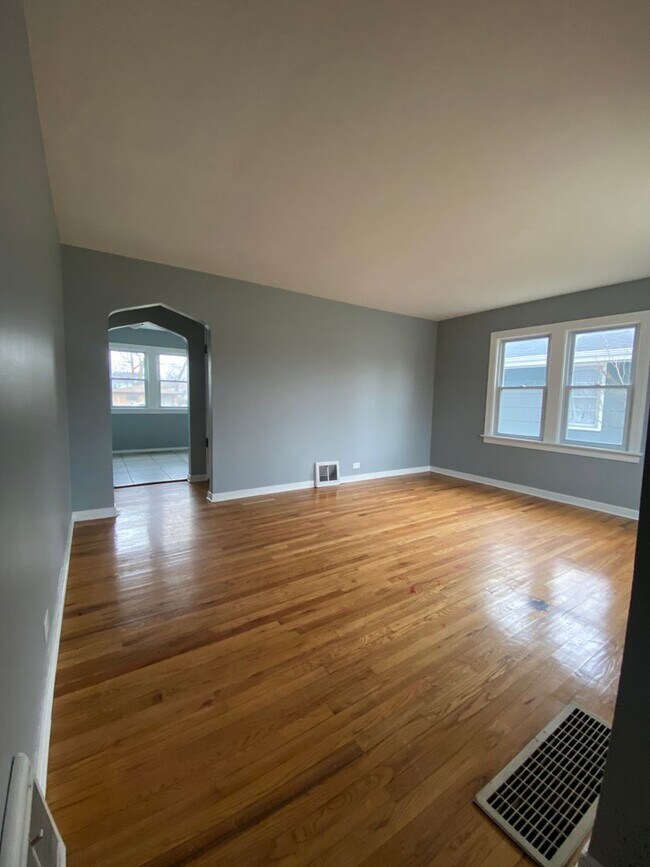 Building Photo - HOUSE FOR RENT IN LANSING !!