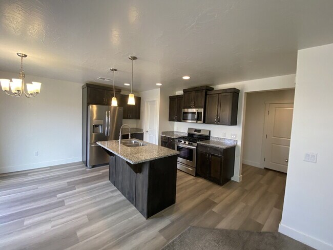 Building Photo - Beautiful 4-Bed Detached Townhome with 2.5...