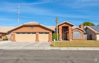 Building Photo - 4 BEDROOM POOL HOME!