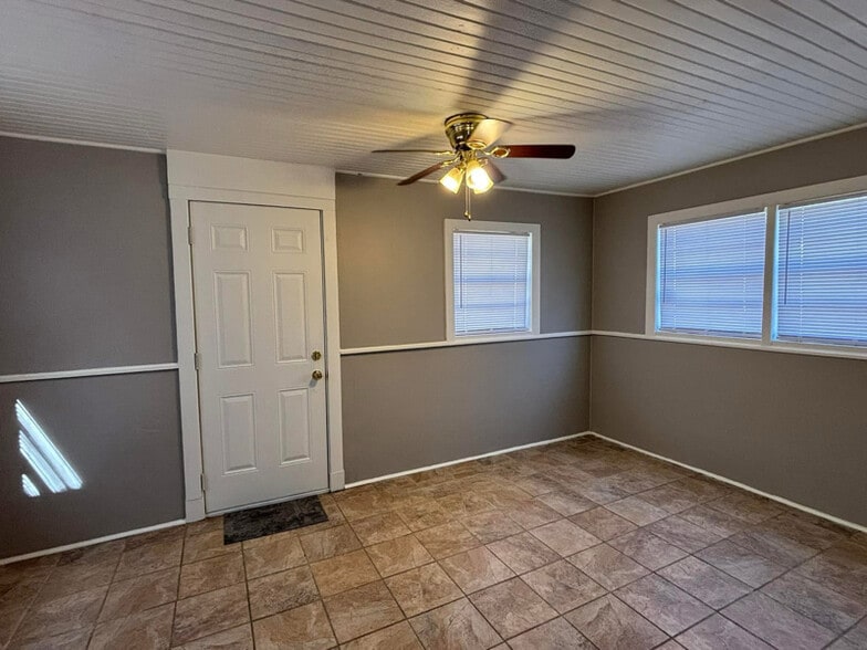 Building Photo - 524 W Strawn Ave