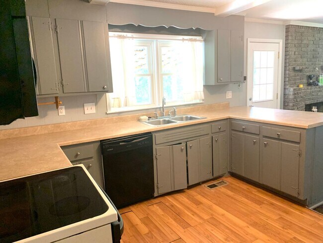 Building Photo - Country feel close to the city?   you got it!   3 Bedroom 1 Bath for $1750