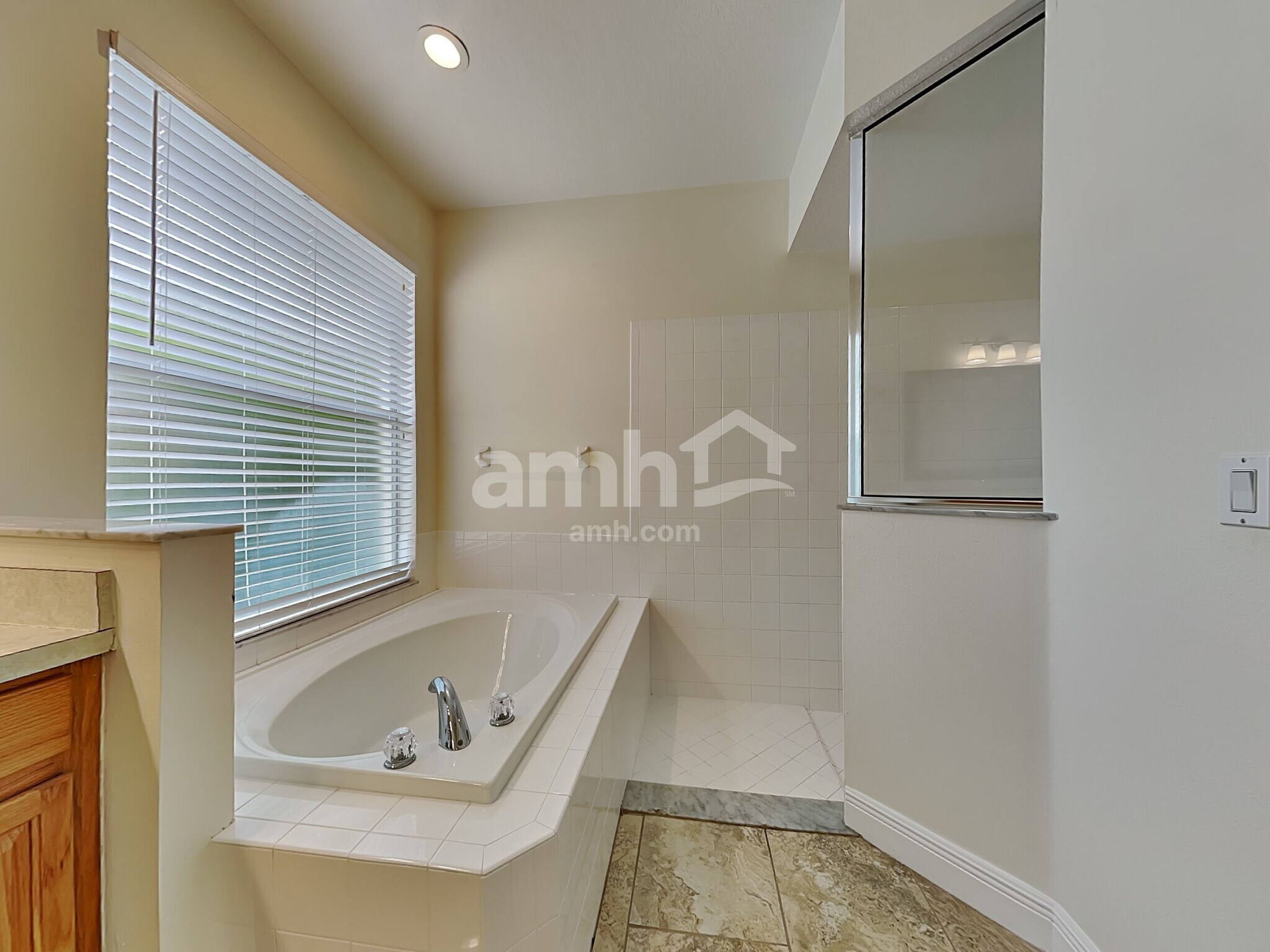 Building Photo - 802 Lesa Glen Pl