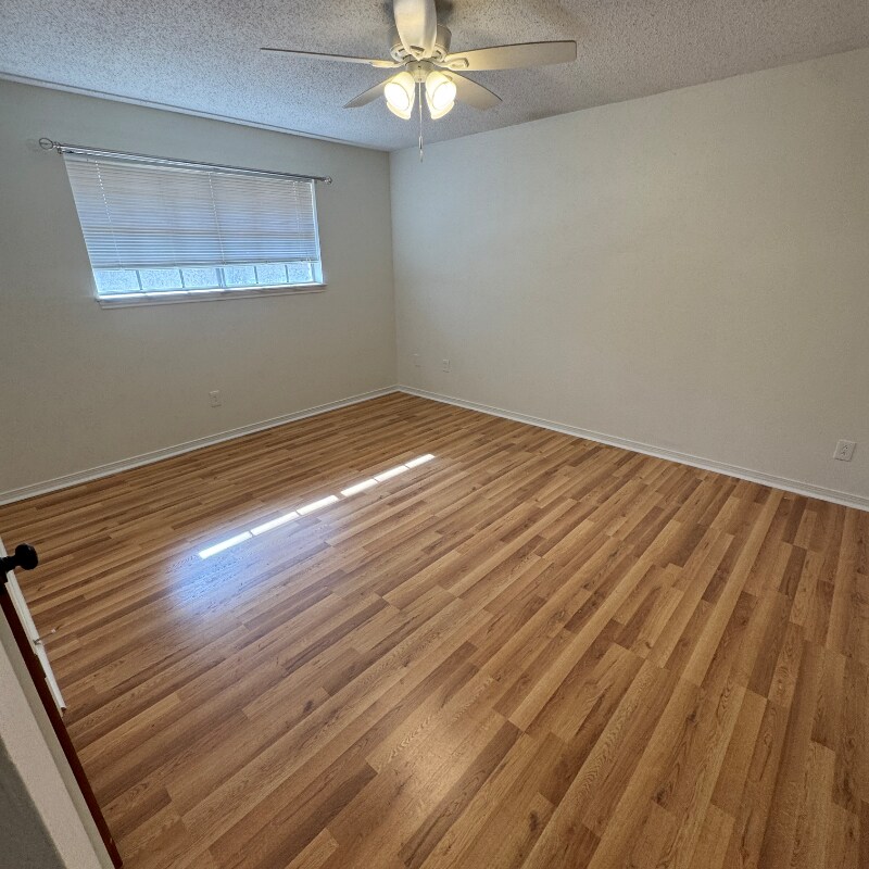 Building Photo - 114 Oak Dr