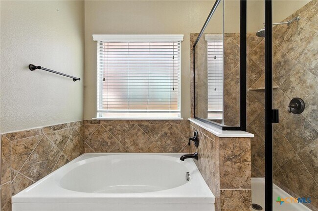 Building Photo - 319 Hunters Hill Dr