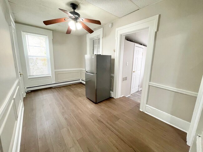 Building Photo - 404 Mountain St