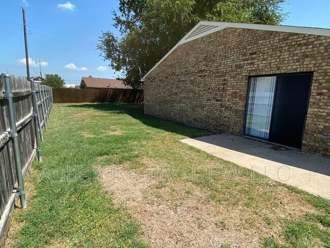 Building Photo - 545 Canary Ln