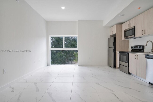 Building Photo - 420 SW 7th Ave
