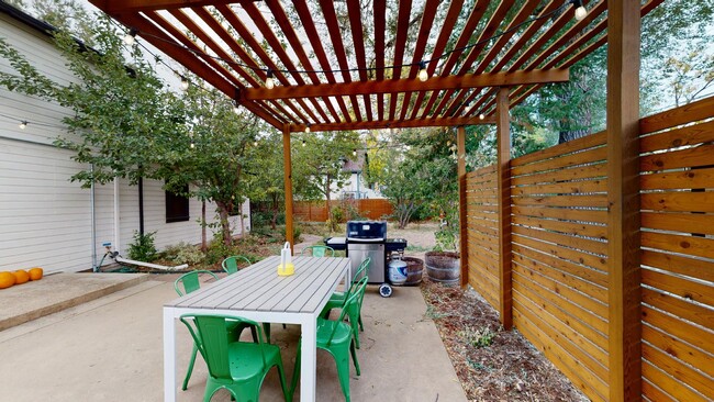 Gated yard with patio and outdoor dining - 2304 Pine Street