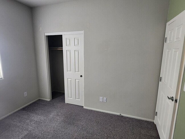 Building Photo - 3 bedroom/ 2 bath condo in gated community