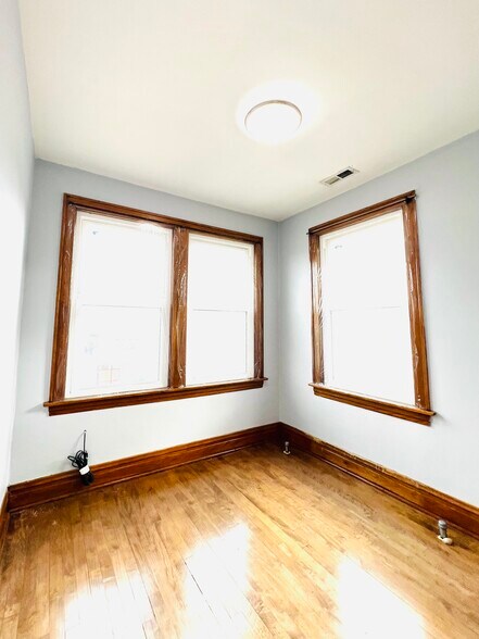 Building Photo - 4745 S Karlov Ave