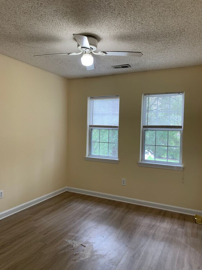 Building Photo - 135 Charter Dr