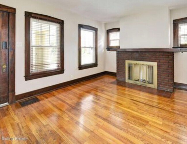 Building Photo - 644 Ervay Ave
