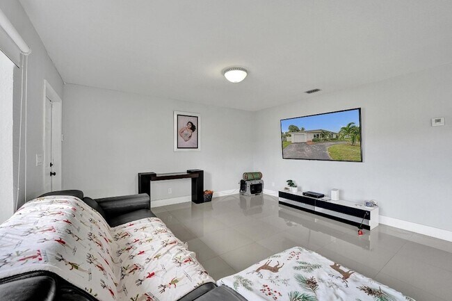 Building Photo - 3322 McKinley St