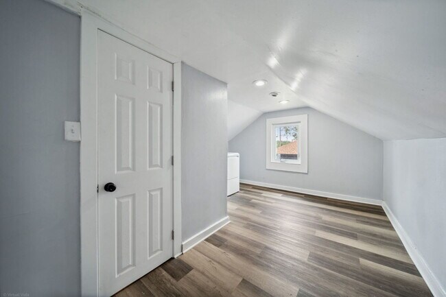 Building Photo - 132 Akin Ave