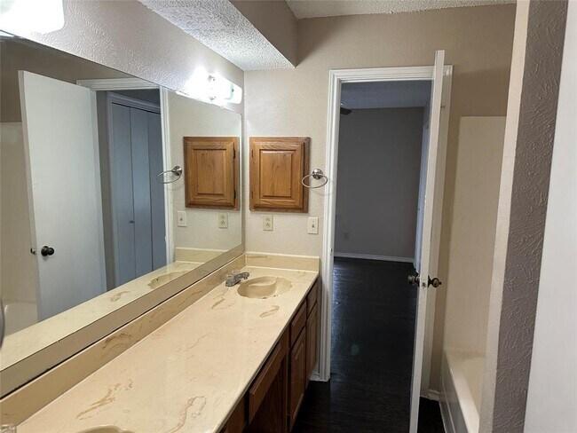 Building Photo - 8005 Rothington Rd