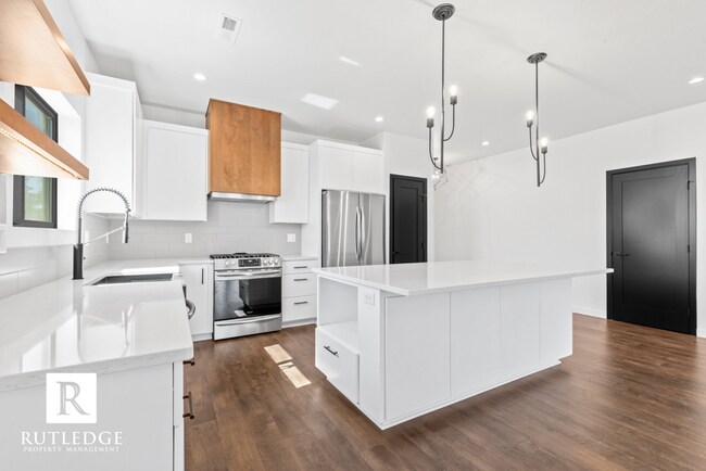 Building Photo - Exquisite 3 Bed / 2.5 Bath Home near the Eagle Point Golf Course!