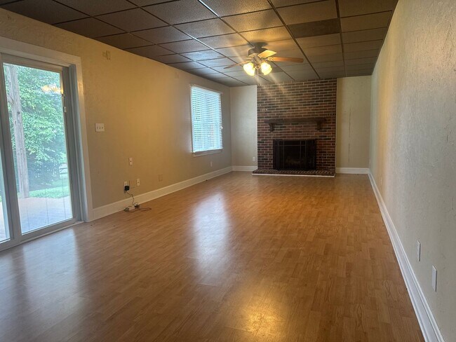 Building Photo - 3BR/3.5BA plus bonus Full-Brick Ranch with...