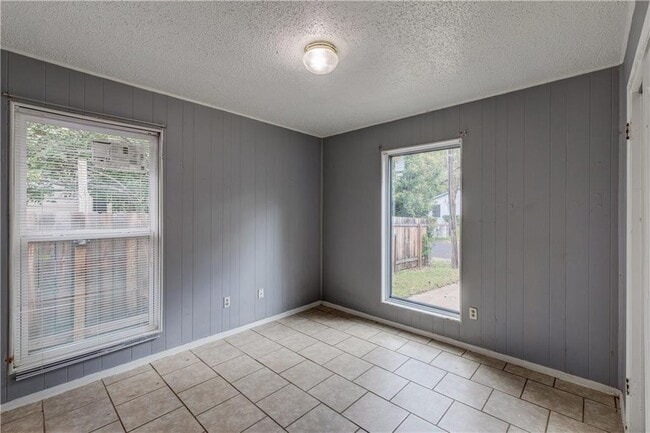 Building Photo - 1006 Fiesta St