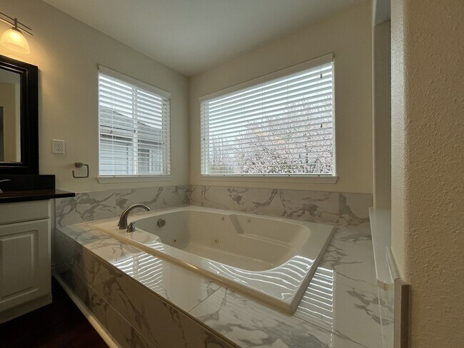 Building Photo - Grand 5 Bedroom Home Featuring 19ft Ceilings, Family Room & Main-Level Suite