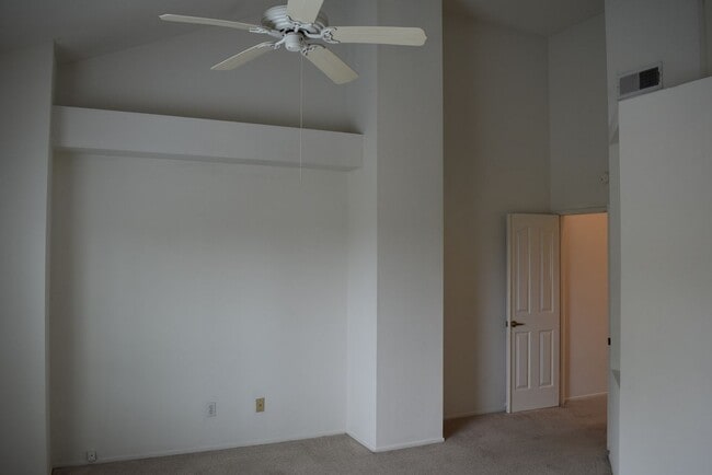 Building Photo - 2 Bed/ 2.5 Bath- Dual Master Townhome in U...