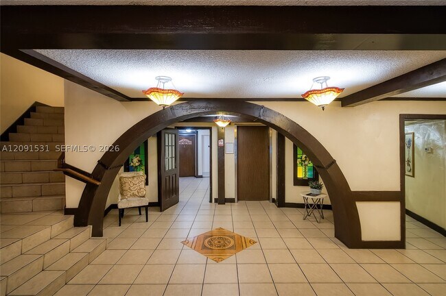 Building Photo - 3720 Inverrary Dr