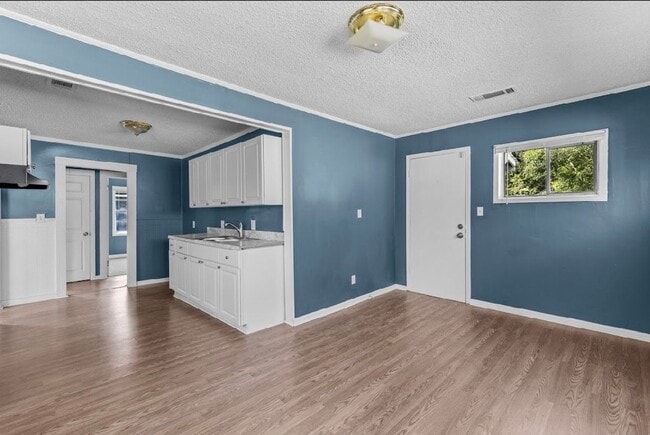 Building Photo - Beautifully Renovated 4 Bedroom 2 Bath Hom...