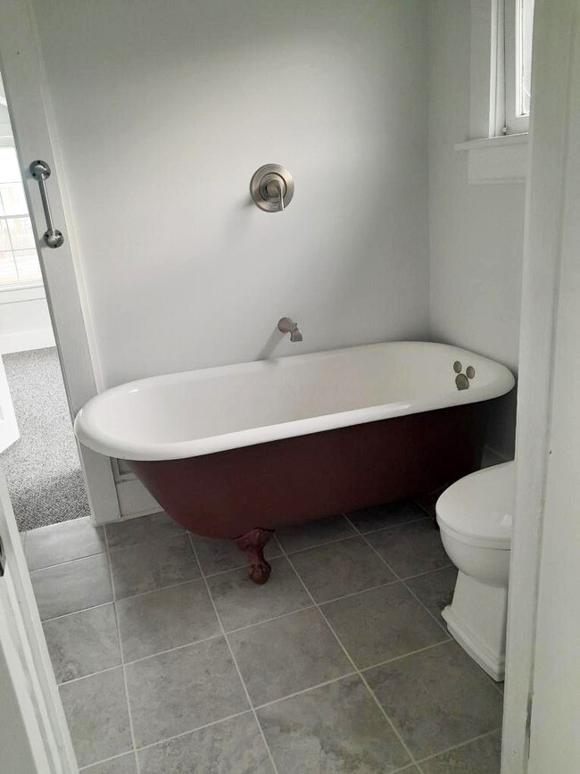 Bath and shower combo - 308 McDonough St