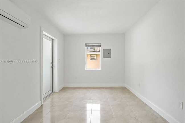 Building Photo - 1432 SW 11th St