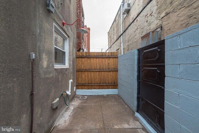 Building Photo - 1845 S Sartain St