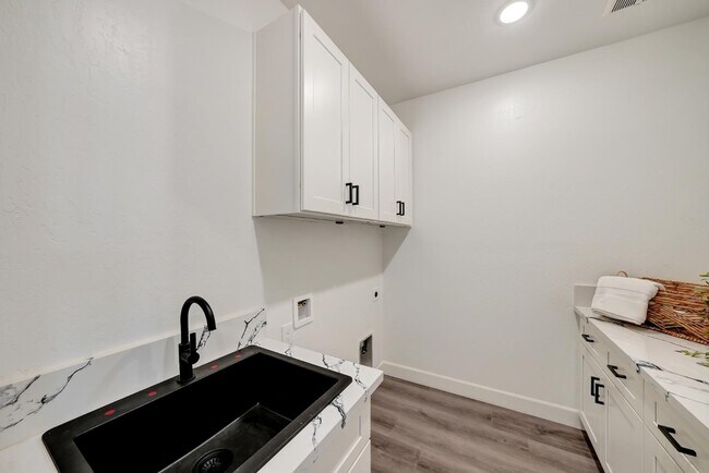 Building Photo - 2151 W Solo Wy