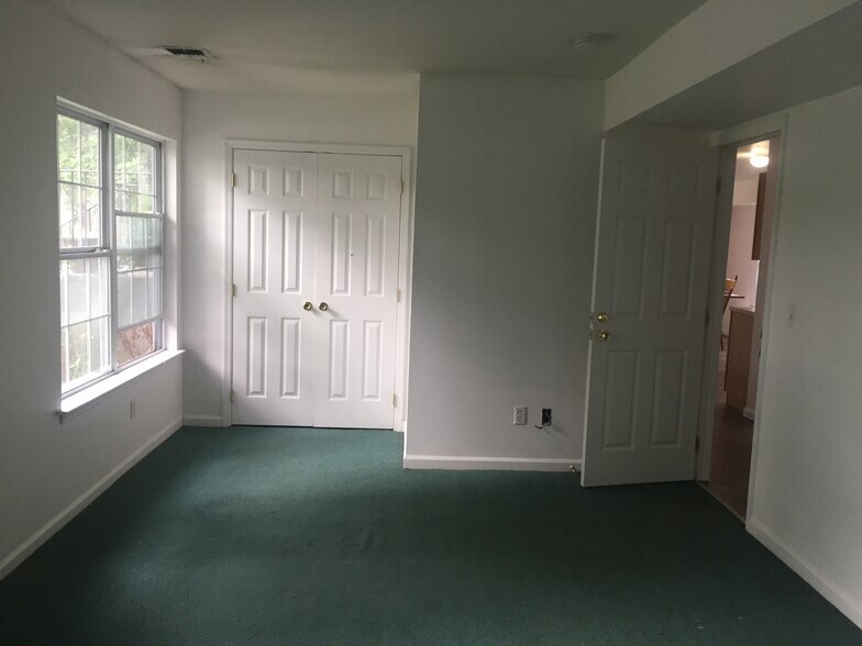 Building Photo - 1 Sheridan Dr