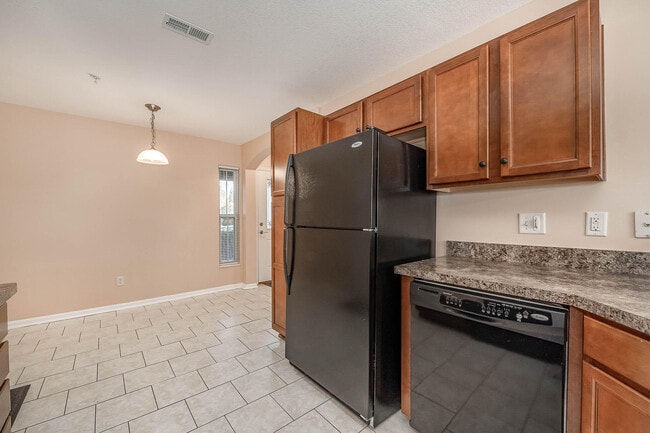 Building Photo - 2215 Rolling Hills Dr