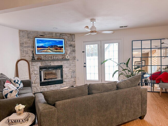 Building Photo - 5331 Pandoria Ave