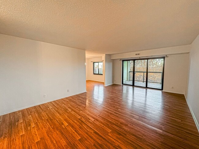 Building Photo - Recently Renovated 3 Bed 2.5 Bath Condo With Balcony In Vibrant Watergate At Landmark - Utilities...