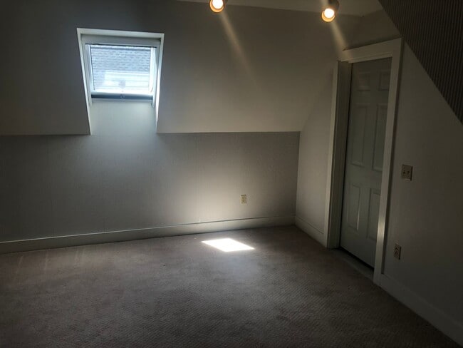 Building Photo - Beautiful 4- Bedroom Condo in Portsmouth, NH!