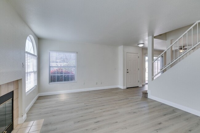 Building Photo - 3 Bedroom Townhouse with attached garage i...