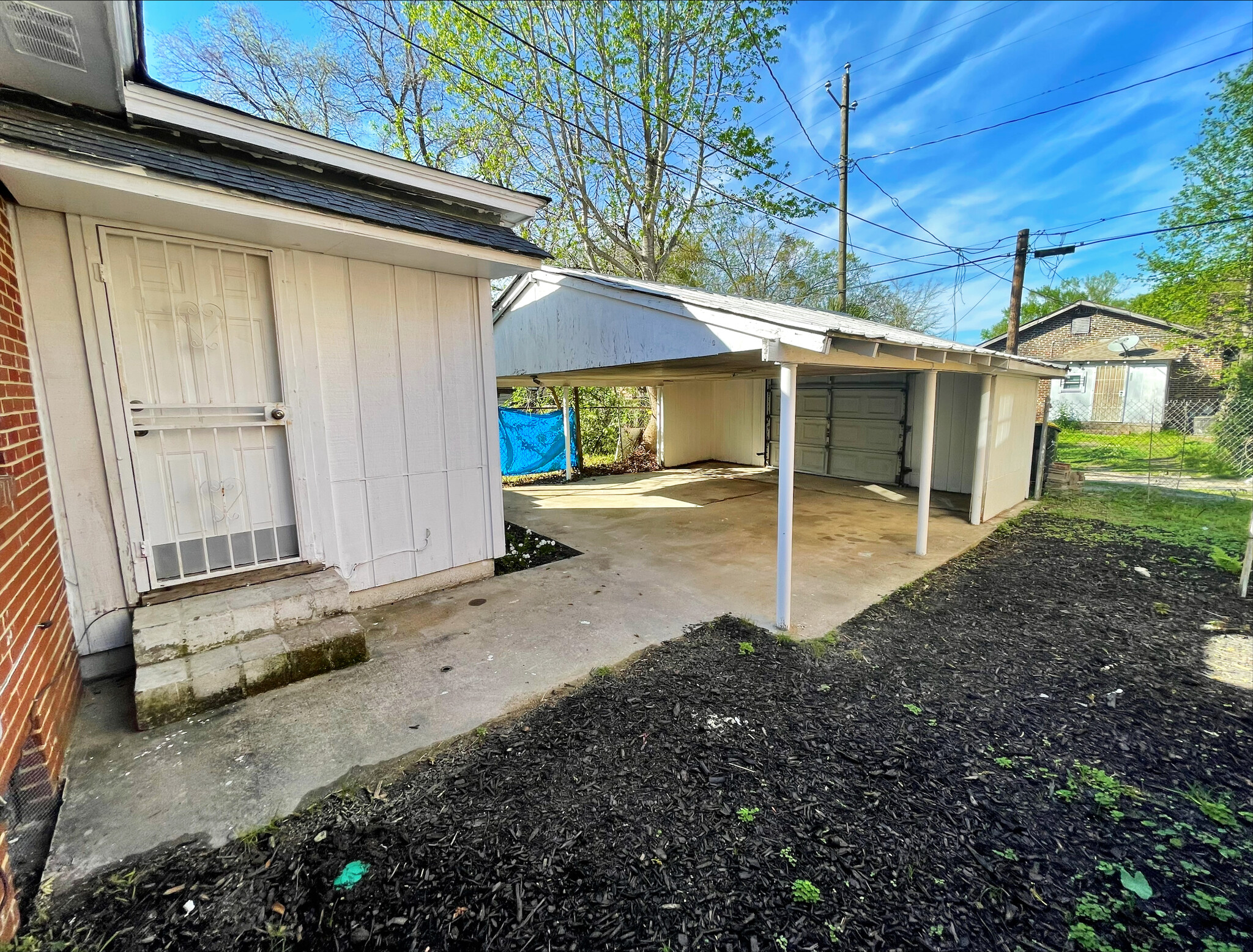 Back yard/Car Port - 822 W 47th St