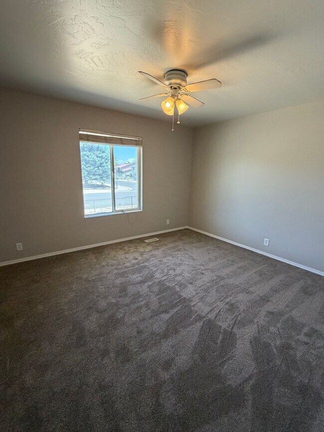 Building Photo - Spacious West Valley Home!!!