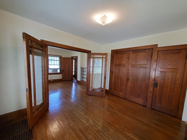 Building Photo - 524 W Seerley Blvd