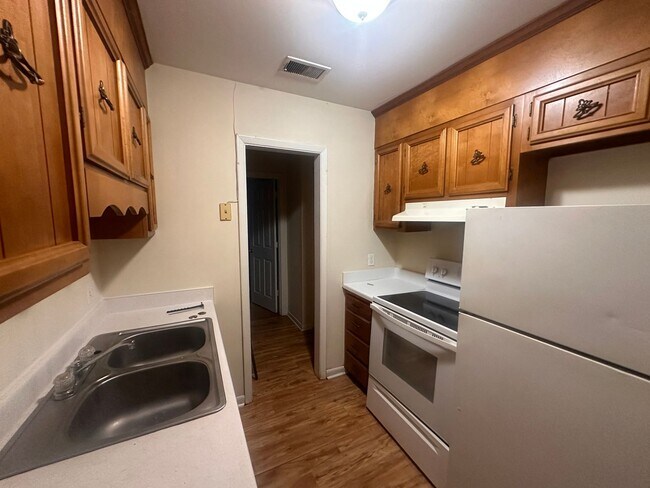 Building Photo - 801 Montclair Dr