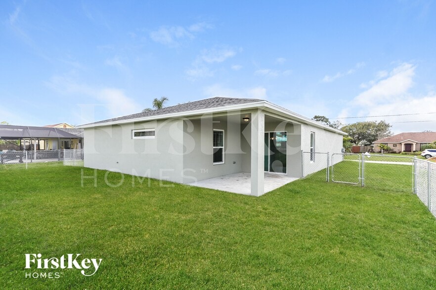 Building Photo - 729 SW Estate Ave