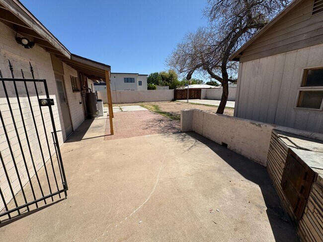 Building Photo - Fantastic 3 Bedroom/2 Bath Single Level Ho...