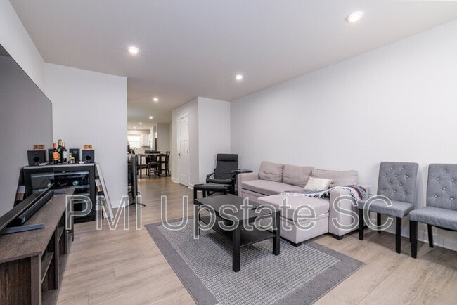 Building Photo - 413 Camarillo Ln